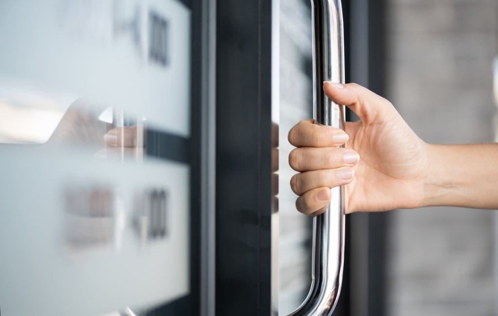 Limpeza e desinfeção de posto de trabalho com foco em pontos de contacto